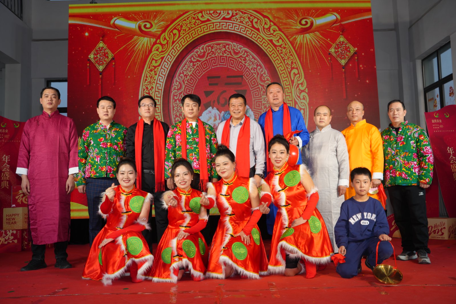 璀璨燈火照亮奮斗征程，歡聲笑語(yǔ)鐫刻難忘瞬